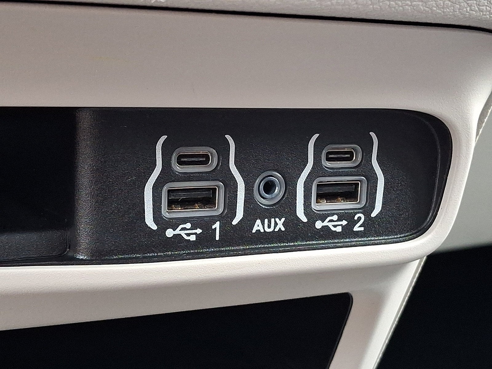 2024 Chrysler Voyager LX