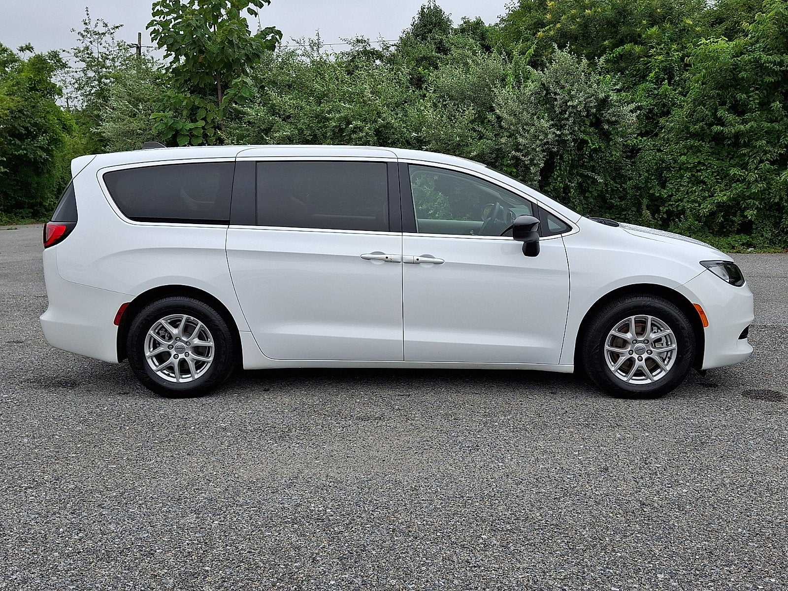 2024 Chrysler Voyager LX